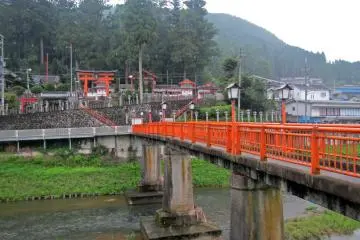 <p>Sumisaka Shrine and its bridge</p>