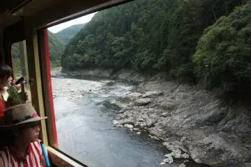 <p>Everything is green in summer. Can you imagine the scenery in autumn?</p>