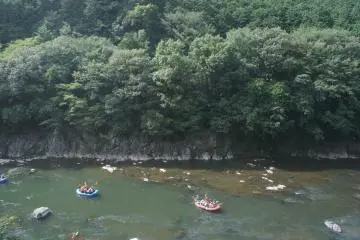<p>Although far below, the&nbsp;rafting&nbsp;participants greet us with high spirits</p>