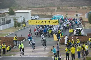 <p>Bikers head out in waves from the start line</p>