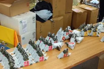 <p>Three kinds of onigiri were served to riders</p>