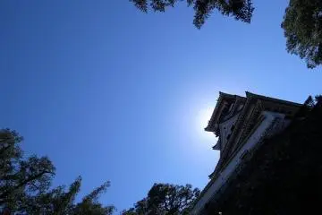 Kochi Castle with backlighting (Photo: <a href="https://www.flickr.com/photos/dishhh/6202745701/" target="_blank" rel="noreferrer noopener nofollow">yy</a> / <a href="https://creativecommons.org/licenses/by/2.0/" target="_blank" rel="noreferrer noopener nofollow">CC BY 2.0</a>)