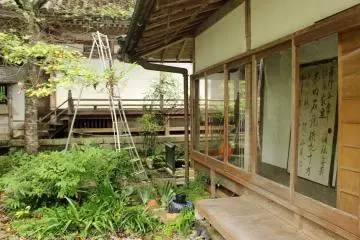 <p>A moment a place just inside the entrance to the garden that recalled the movie "Secret Garden" for me</p>