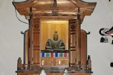 <p>Another view of Emperor Go-Daigo's statue</p>