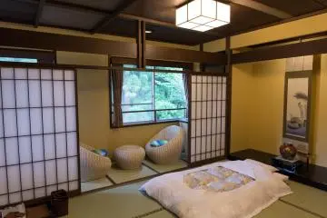 <p>Kamar yang ditawarkan Roan sangat lembut, futon berbulu halus begitu juga ruang untuk duduk dengan pemandangan indah</p>