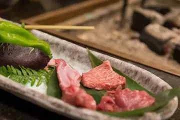 <p>Makanan lokal daging sapi Hida dan babi liar</p>