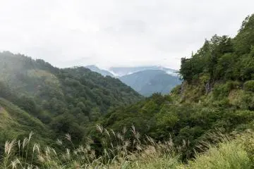 <p>Gunung Hakusan, satu dari tiga gunung suci Jepang</p>