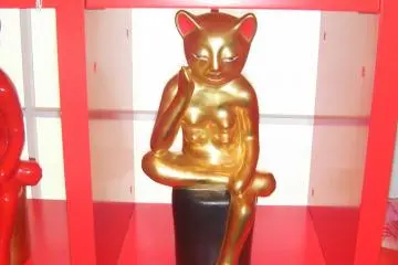 Meditating manekineko