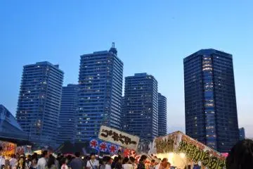 แผงขายอาหารหลากชนิด