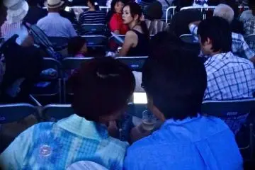 คู่รักใช้เวลาในคืนโรแมนติคด้วยกัน