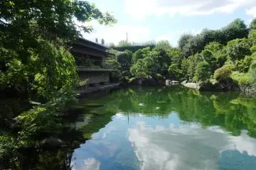 <p>The garden's teahouse can be rented for private functions</p>