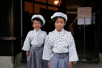 <p>Gar&ccedil;ons en tenue d'&eacute;poque</p>