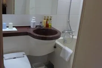 The bathroom provides all the necessary toiletries, while others are available from the lobby.