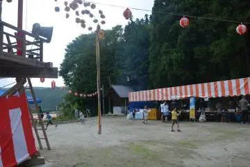 <p>The food stalls on the mountain, overlooking fields.</p>
