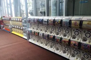<p>A long row of gacha machines (small trinkets for about ￥200 - ￥400)</p>