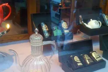 쇼윈도에 진열된 찻잔 세트
