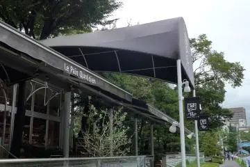 <p>The entrance is by the main road, perpendicular to the entrance to Zojo-ji.&nbsp;</p>