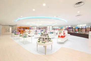 <p>Toko pusat Laox di Shinjuku: produk perawatan kulit dan kosmetik</p>