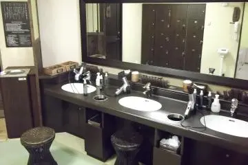 <p>di dalam kamar mandi pria</p>