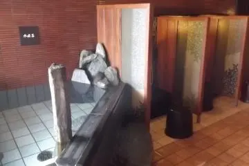 <p>di dalam kamar mandi pria</p>