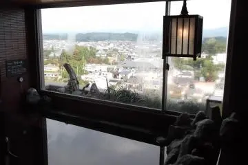 <p>mandi yang menenangkan dengan pemandangan kota</p>