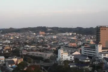 <p>hotel yang terlihat dari benteng</p>
