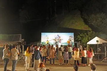 <p>The band drew quite a crowd (there are more people sitting down and off the screen)</p>