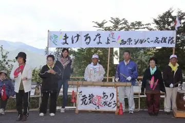 <p>Cheering squads and spectators are scattered throughout the course to cheer riders on. One cheering squad near the top of the Geki-zaka has taiko drums</p>