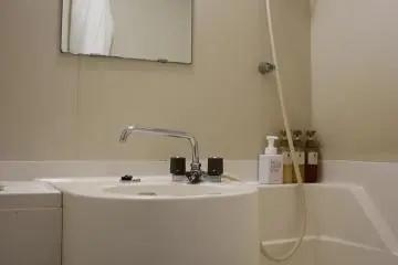 <p>Kamar mandi bersih untuk bersantai setelah hari kerja!</p>