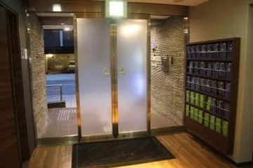 <p>Aula dan stand yang dilengkapi dengan brosur&nbsp;Hotel MyStays Otemae</p>