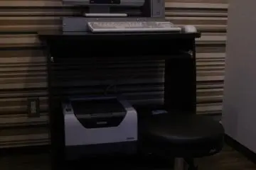 <p>Ruangan dengan komputer dan printer di lantai satu</p>