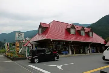 <p>Kawakami-mura's Sugi no Yu Michi no Eki (road station). The soba/udon noodle window is just in front of the car</p>