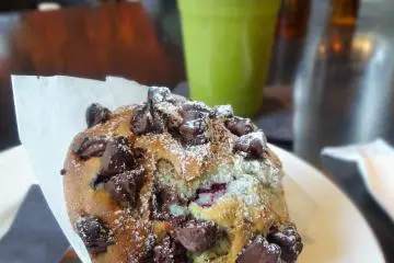 Muffin blueberry dan chocolate chip jumbo dan segelas jus hijau segar