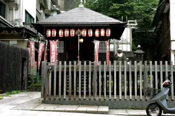 <p>A small shrine opposite one of the free bath houses</p>