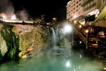 <p>La lumi&egrave;re se refl&egrave;te dans l'eau turquoise du bassin</p>