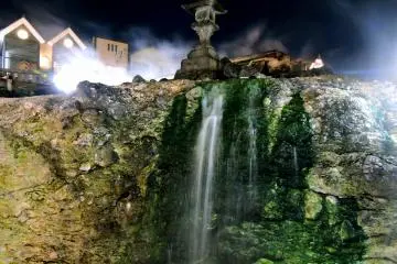 <p>Une lanterne de pierre au sommet d'une cascade fumante</p>