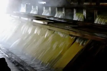 <p>Une rang&eacute;e de goutti&egrave;res en bois con&ccedil;ues pour refroidir l'eau extr&ecirc;mement chaude</p>