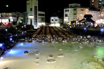 <p>Par del&agrave; ce "champ" d'eau chaude</p>