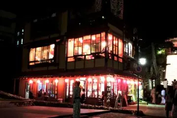 <p>De nuit, ce restaurant semble &ecirc;tre si vivant et accueillant !</p>