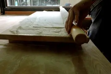 <p>Roulage de la p&acirc;te</p>