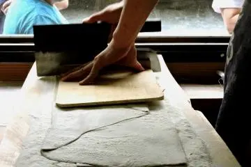 <p>D&eacute;coupage des nouilles</p>