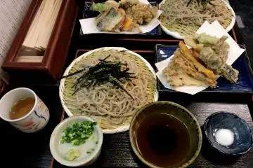 <p>Plat de soba et de tempura</p>
