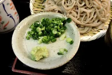 <p>De l'oignon vert et du wasabi &agrave; ajouter dans la sauce</p>