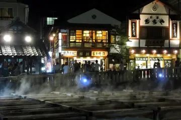 식당 류엔. 우리 테이블은 1층 오른쪽 창문 옆이었다.