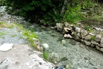 Un peu en aval, l'eau est agréablement chaude