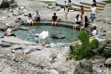 Un large bassin pour pieds circulaire est gratuit pour tous