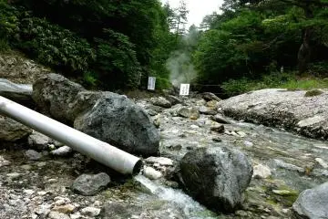 De l'eau froide est acheminée dans la rivière pour la rafraichir