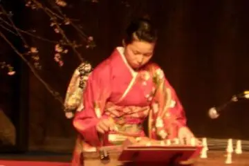 <p>Koto player</p>