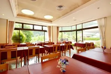 The restaurant provides a good view of the green surroundings in the daytime.&nbsp;