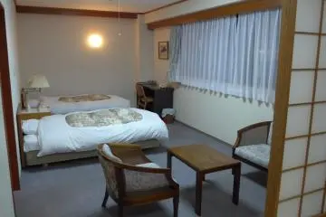 <p>The rooms are spacious and the one I stayed in came with comfortable Western-style beds.&nbsp;</p>